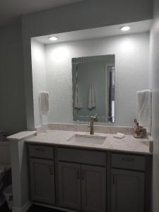 La salle de bains est pourvue d'un lavabo et d'un miroir. dans l'établissement Bay Tree D2, à Port Aransas