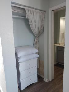 ein Schlafzimmer mit einem Etagenbett und einer weißen Kommode in der Unterkunft Bay Tree D2 in Port Aransas