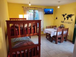 Camera con 2 letti a castello, tavolo e sala da pranzo. di El Aromito ad Alta Gracia