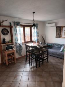 een keuken met een tafel en stoelen in een kamer bij Il Miraggio Tanca Piras in Nebida