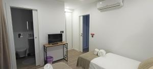 TV a/nebo společenská místnost v ubytování Faro Comfy Ensuite Guest House