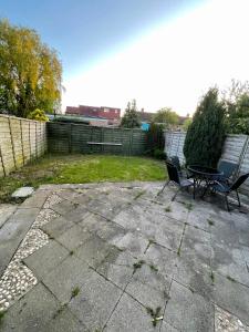 - une terrasse avec 2 chaises et une table dans l'établissement Paul Properties, à Ruislip