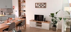 TV a/nebo společenská místnost v ubytování Faro Comfy Ensuite Guest House