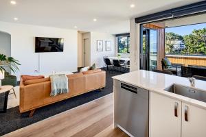 A kitchen or kitchenette at Brand New Townhouse with Ocean Views