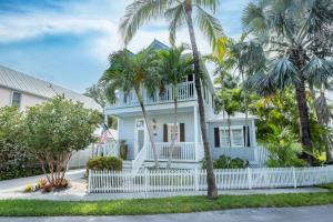 una casa blanca con palmeras delante en Tropical Retreat, en Key West
