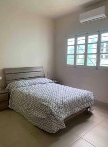 1 dormitorio con 1 cama y 2 ventanas en Lugar de reposo en el corazón de veracruz en Veracruz