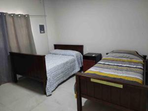 1 dormitorio con 2 camas individuales en una habitación en Lugar de reposo en el corazón de veracruz en Veracruz