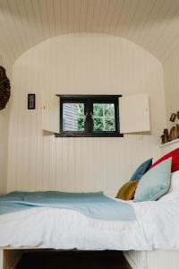 una camera da letto con un letto e una finestra di Beds of Silk a Labasheeda