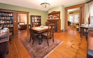 uma sala de jantar com uma mesa de madeira e cadeiras em Blooming Inn Shelburne Falls em Shelburne Falls
