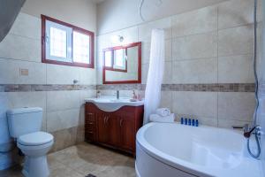 スコペロスにあるEleonora'sの浴槽、トイレ、洗面台を備えたバスルーム +35枚の写真