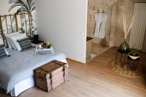 um quarto com uma cama e um chuveiro com uma cómoda em La Métairie De Terrefort em Bouliac
