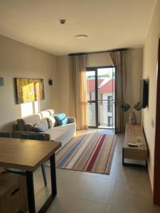 a living room with a couch and a table at Resort Quinta Santa Bárbara in Pirenópolis