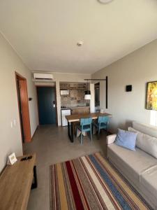 a living room with a couch and a table at Resort Quinta Santa Bárbara in Pirenópolis