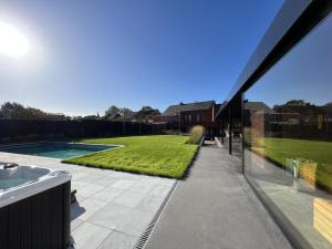 uma vista para um jardim a partir de uma casa com piscina em Bigaro II em Heers