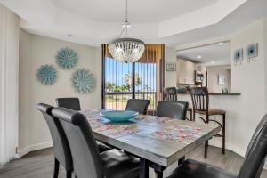 a dining room with a table and chairs at Crescent Beach Club I 4G in Clearwater Beach