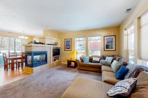 Una sala de estar con un sofá y una chimenea. en Charming Mt Rose Retreat, en South Lake Tahoe