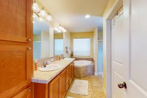 Un baño con lavabo, inodoro y espejo. en Charming Mt Rose Retreat, en South Lake Tahoe 20 fotos más