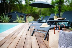 The swimming pool at or close to La Métairie De Terrefort