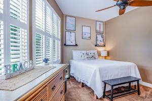 - une chambre avec un lit, un lavabo et des fenêtres dans l'établissement Keauhou Paradise at Mauna Loa Village #10, à Kailua-Kona 26 autres photos