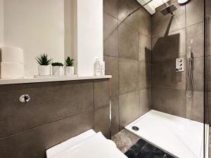 a bathroom with a shower and a toilet in it at Liam's Place near Hyde Park in London