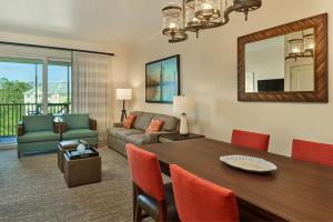 uma sala de estar com uma mesa e um sofá em Sheraton Vistana Villages Resort Villas, I-Drive Orlando em Orlando