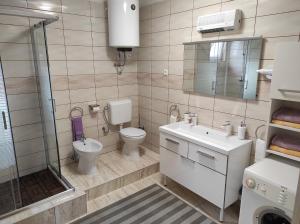 Kúpeľňa v ubytovaní Apartments with a parking space Rogoznica - 17138