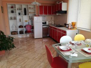 Kuchyňa alebo kuchynka v ubytovaní Apartments with a parking space Rogoznica - 17138