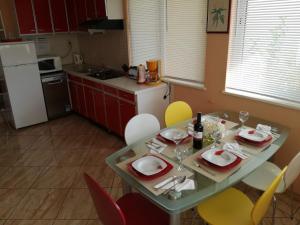 Kuchyňa alebo kuchynka v ubytovaní Apartments with a parking space Rogoznica - 17138 + 11 fotografií