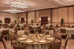 una sala de banquetes con mesas, sillas y mesa en The Westin Richmond, en Richmond