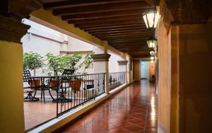 a hallway with a table and chairs on a balcony at Hotel Real Catedral in Tula de Allende