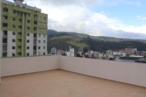 a balcony with a view of a city at Suite La Colina - Norte - Pasto in Pasto