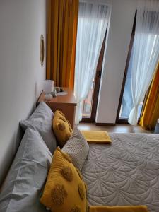 Rúm í herbergi á Divčibare_sunrise