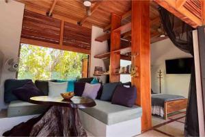 sala de estar con sofá y mesa en Private NEW beach house with garden, en Cabuya