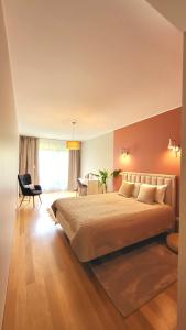 una camera con un grande letto e una scrivania di Funchal View Apartament a Funchal