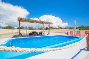 Der Swimmingpool an oder in der Nähe von Family friendly house with a swimming pool Vadalj, Primosten - 21379