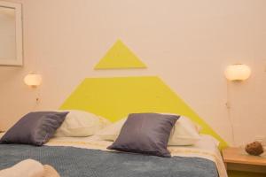 Ein Bett oder Betten in einem Zimmer der Unterkunft Family friendly house with a swimming pool Vadalj, Primosten - 21379