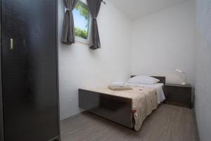 Ein Bett oder Betten in einem Zimmer der Unterkunft Family friendly house with a swimming pool Vadalj, Primosten - 21379