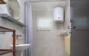 Ein Badezimmer in der Unterkunft Family friendly house with a swimming pool Vadalj, Primosten - 21379
