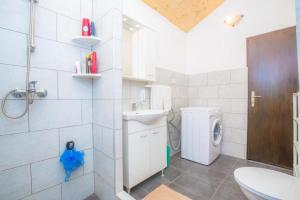 ein Badezimmer mit Waschbecken und Waschmaschine in der Unterkunft Family friendly house with a swimming pool Vadalj, Primosten - 21379 in Vadalj