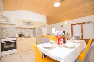 Küche/Küchenzeile in der Unterkunft Family friendly house with a swimming pool Vadalj, Primosten - 21379