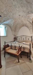 una camera con un letto in una stanza con un muro in pietra di Barocco Art House a Martina Franca