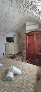 una camera da letto con un comò in legno e una sqor da letto di Barocco Art House a Martina Franca
