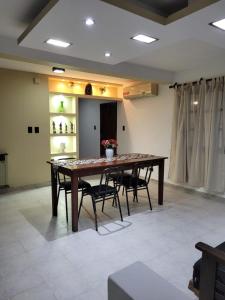 a dining room with a table and chairs at Malepa in Salta