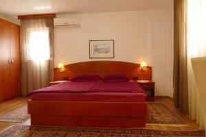 Postel nebo postele na pokoji v ubytování Apartments by the sea Barbat, Rab - 18462