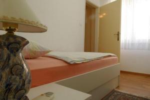 Posteľ alebo postele v izbe v ubytovaní Apartments by the sea Barbat, Rab - 18462