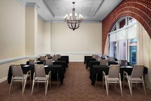 uma sala com mesas e cadeiras e um lustre em Sheraton Raleigh Hotel em Raleigh