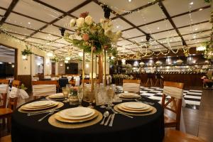 Un restaurante o sitio para comer en Hotel Bután Coronel