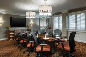 una sala de conferencias con mesa y sillas en Sheraton Charlotte Airport, en Charlotte