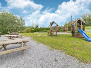 Ο χώρος παιχνιδιού για παιδιά στο Villa in Ardennes with Sauna and Jacuzzi