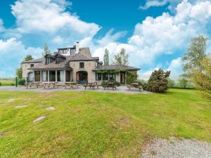 Κήπος έξω από το Villa in Ardennes with Sauna and Jacuzzi